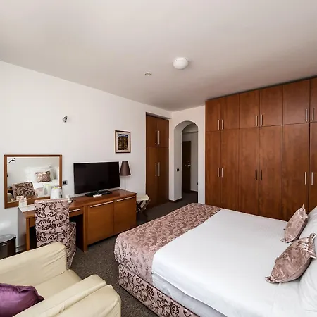 Garni Le Petit Piaf Hotel 3*